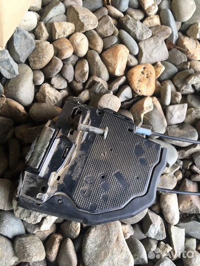 Toyota corolla 150 замок задней двери