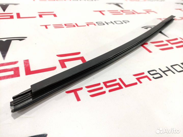 Уплотнитель стекла двери передний правый Tesla