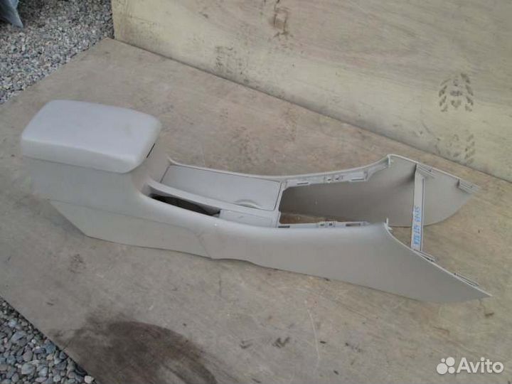 Бардачок между сиденьями Toyota Corolla Fielder