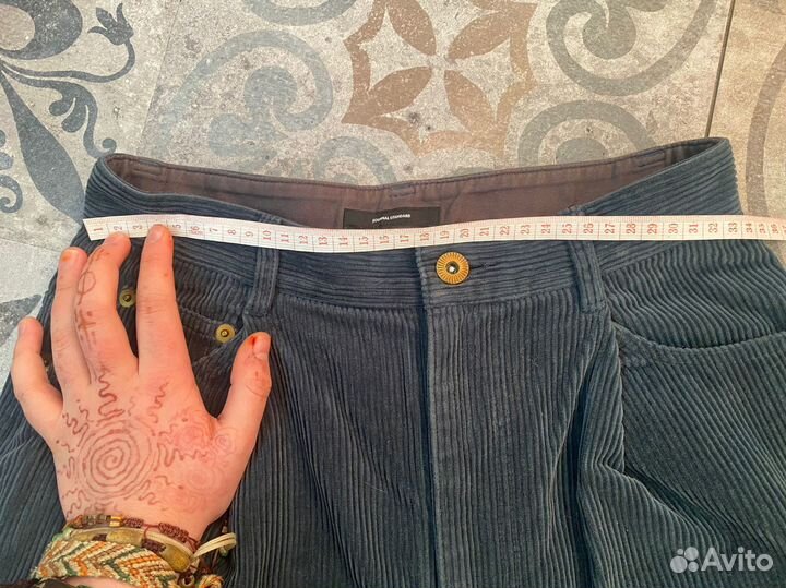 Винтажная жилетка и вельветовые брюки