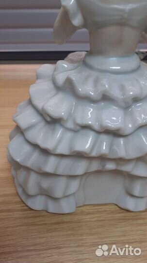 Статуэтка фарфоровая 