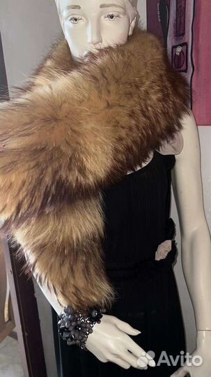 Воротник из перьевой енотовидной лисы