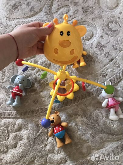 Мобиль на кроватку жирафики