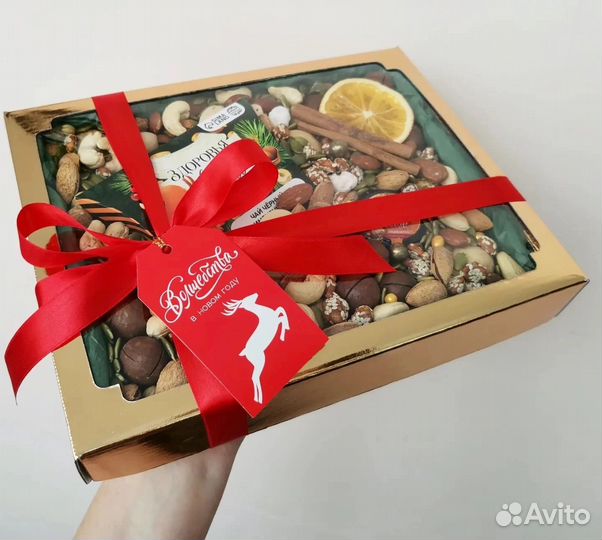 Новогодние подарки в коробке