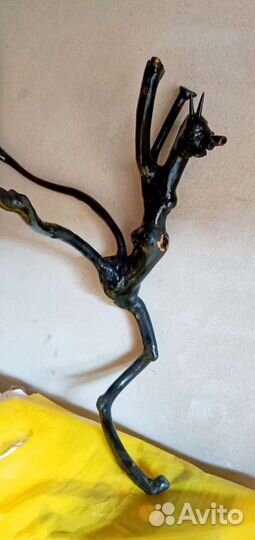 Фигурка из корневища и веток кустарника