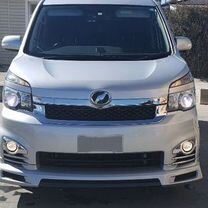 Toyota Voxy 2.0 CVT, 2012, 103 740 км, с пробегом, цена 2 300 000 руб.