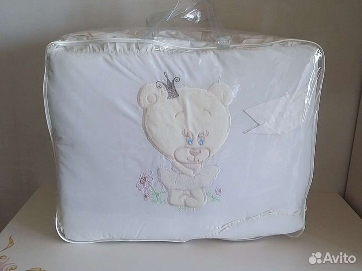 Бортики в детскую кроватку с одеялом и постельным