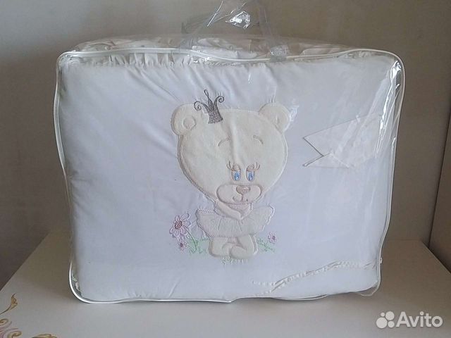 Бортики в детскую кроватку с одеялом и постельным