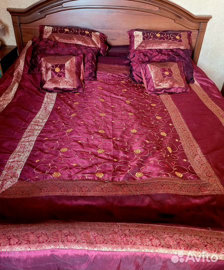 Покрывало с подушками