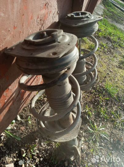 Стойки амортизатора на Nissan note E11 HR15DE