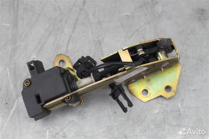 Замок стекла багажника Porsche Cayenne 955