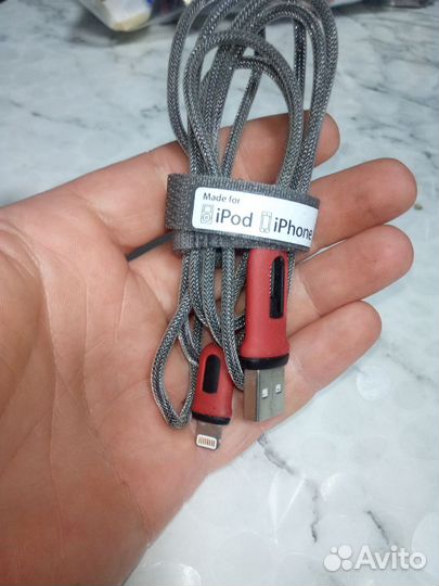 Зарядный шнур на iPhone