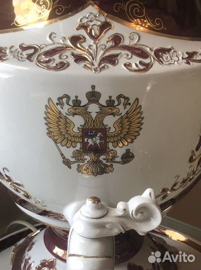 Фарфоровый и электрический самовар