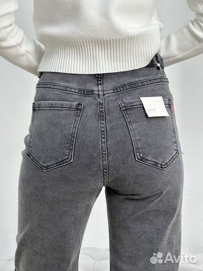 Светло-серые джинсы трубы женские
