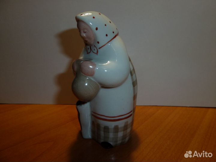 Статуэтка бабушка с котом и крынкой молока