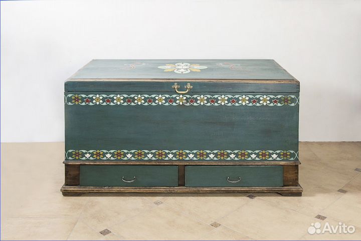 Старинный антикварный сундук