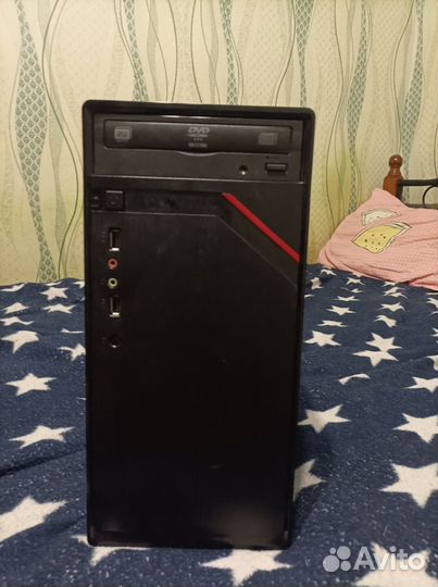 Игровой компьютер с монитором и клавиатурой