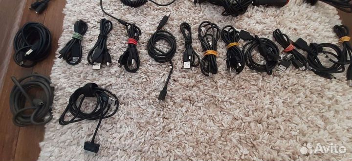 Зарядники к телефонам разные