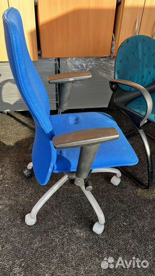 Офисное кресло синее