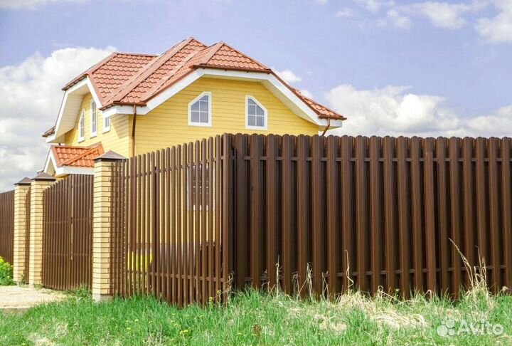 Заборы из евроштакетника со склада новые