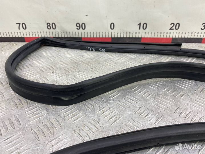 Б/У уплотнительная резинка двери задний левый