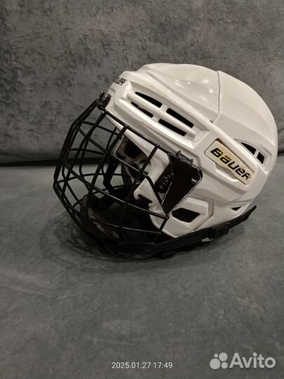 Хоккейный шлем