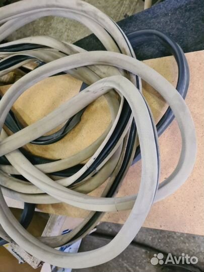 Уплотнительная резинка боковой двери Mercedes-Benz