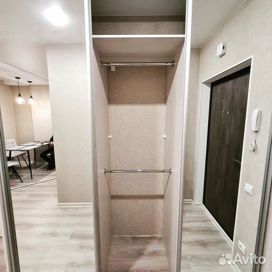 Белый шкаф с зеркалом. Шкаф для одежды