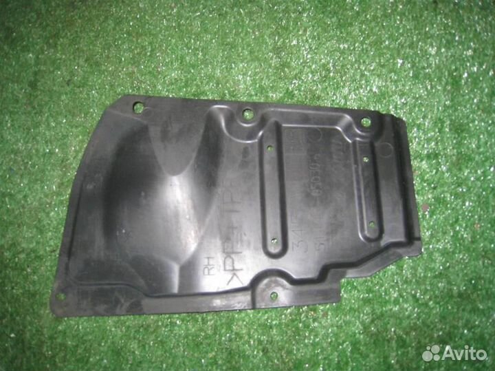 Пыльник двигателя боковой правый Toyota Auris E18