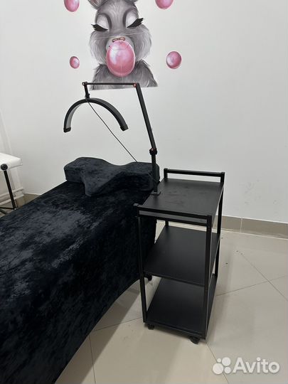 Кушетка, стол для материалов, лампа