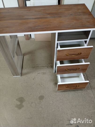 Стол письменный