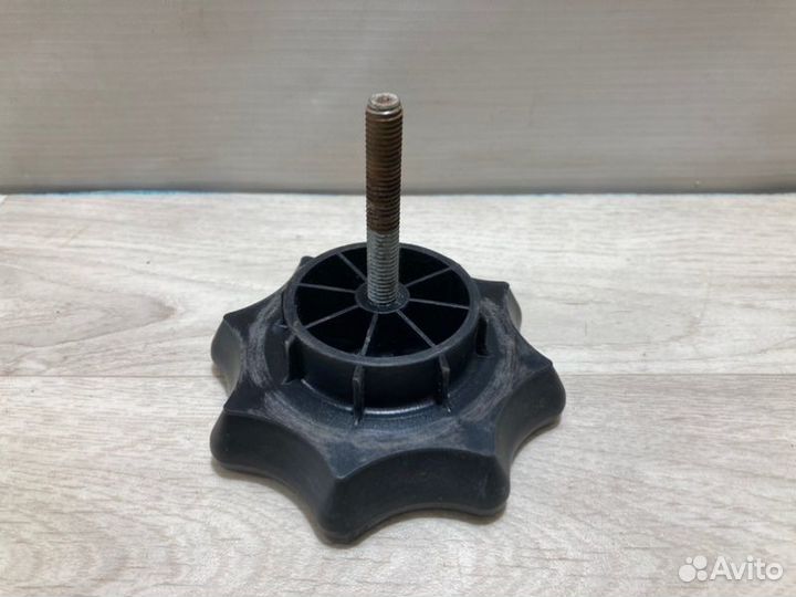 Болт крепления запасного колеса Skoda Rapid седан