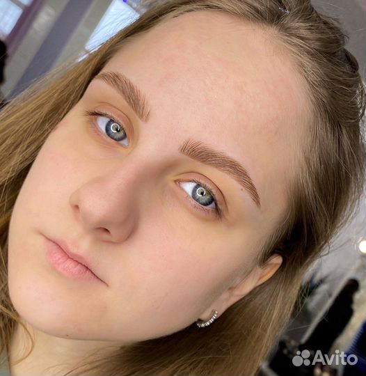 Модель на брови