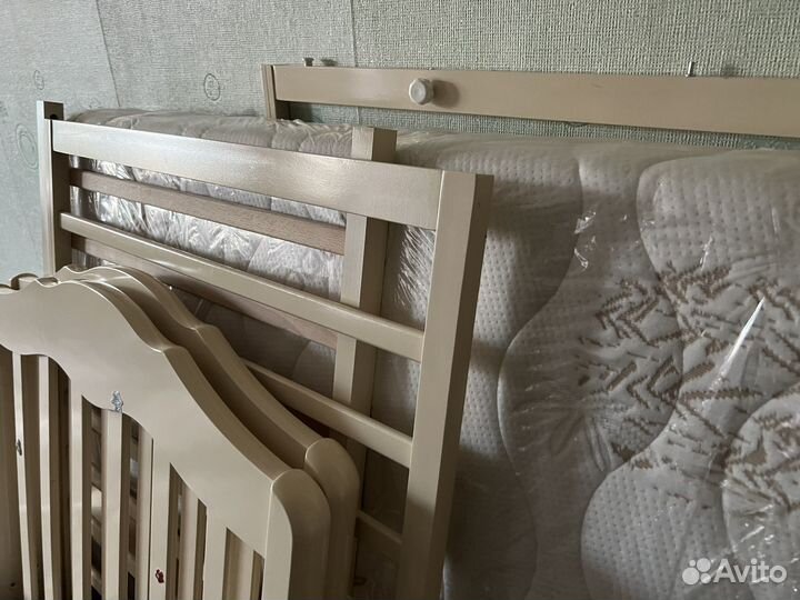 Детская кроватка, комод, матрас