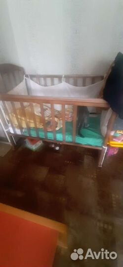 Детская кроватка с маятником