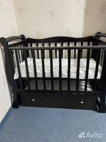 Детская кроватка с маятником