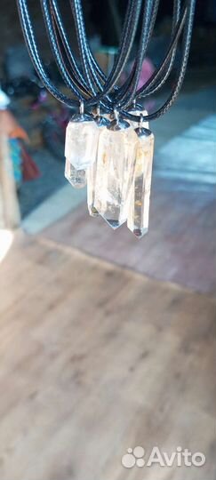 Камни и минералы Уваровит. Горный Хрусталь (Кварц)