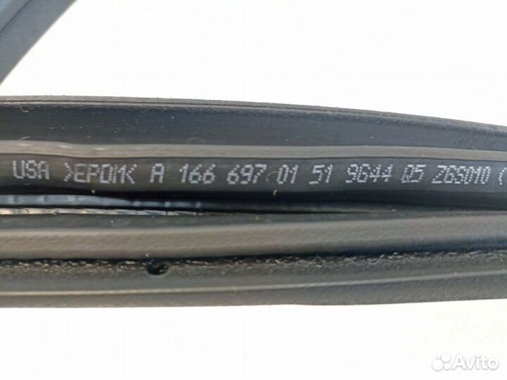 Уплотнитель двери задний правый Mercedes-Benz