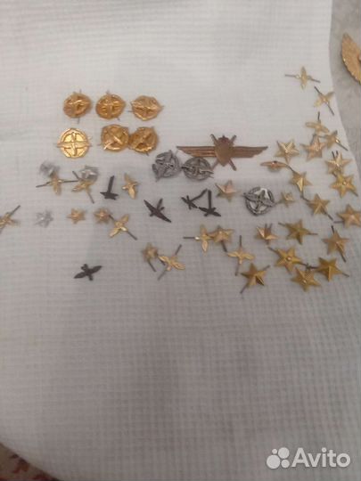 2 кокарды 2 шнура и военная атрибутика