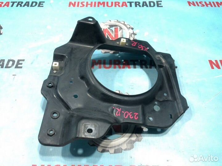 Крепление фары правое Isuzu Bighorn UBS25DW 6VD1