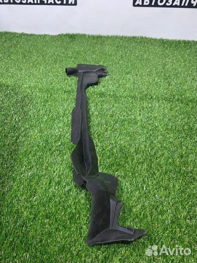 Уплотнитель крыла правый Audi A8 D5