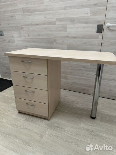 Маникюрный стол