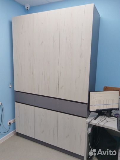 Шкаф распашной с выдвижными ящиками