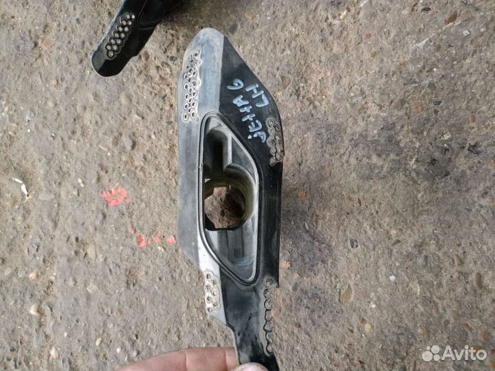 Volkswagen jetta 6 кронштейн омывателя