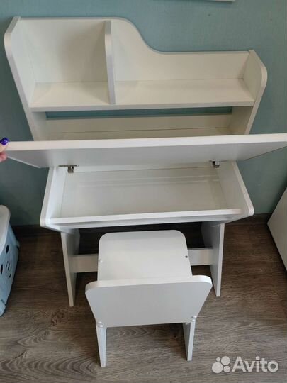 Детский письменный стол и стул. Состояние нового