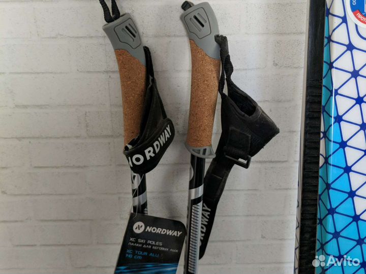 Новые лыжи в комплекте с ботинками 41 размер