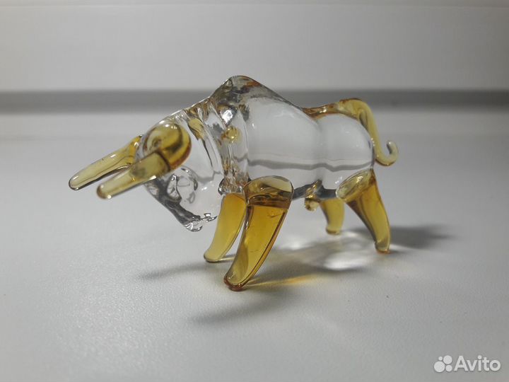 Стеклянная статуэтка животного бык