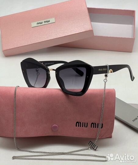 Солнцезащитные очки Miu Miu