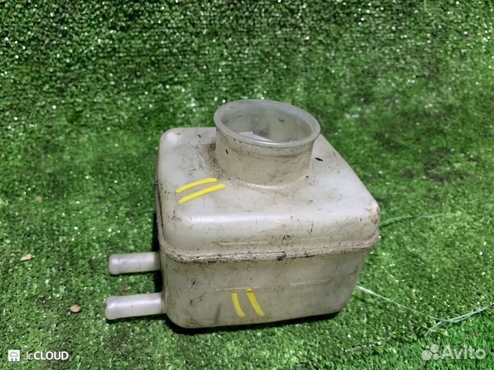 Бачок для тормозной жидкости на toyota ipsum ACM21