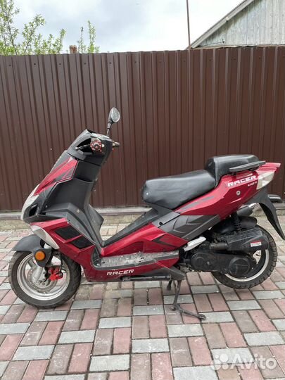 Скутер на ходу с документами racer